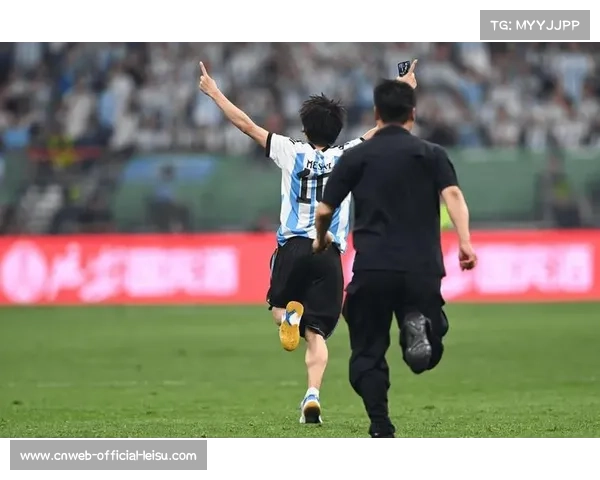 小球迷闯入球场拥抱偶像,保安人性化处理获好评 小球迷闯入球场拥抱偶像,保安人性化处理获好评